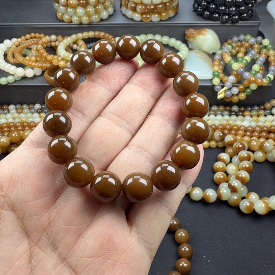 鄺***雲和田玉未镶嵌手链