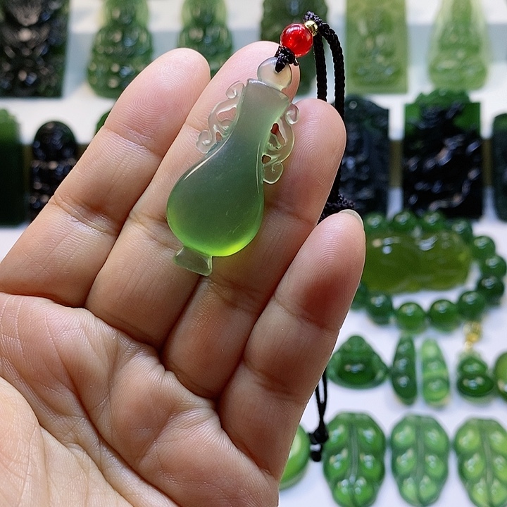 蛇纹石玉颈饰未镶嵌