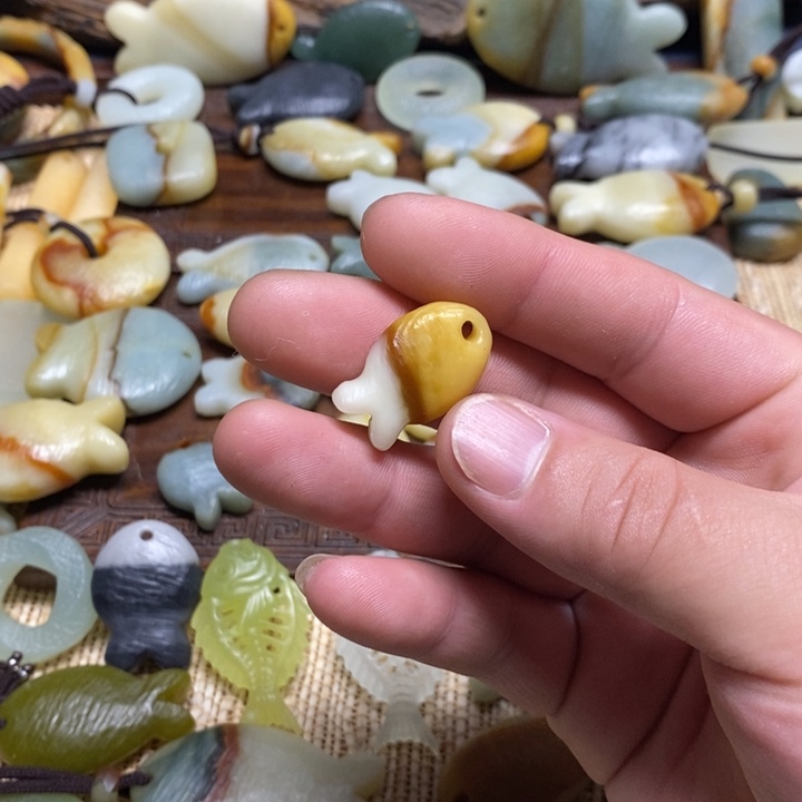 果***儿蛇纹石玉未镶嵌颈饰