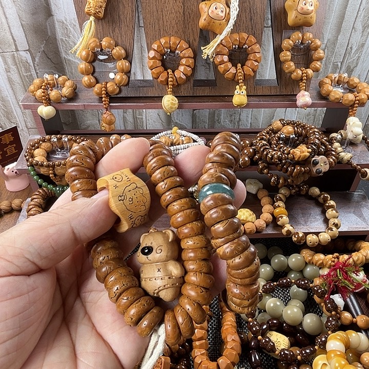 吊坠猴头核桃韩露蜜大跑环翡扣裤衩熊下浅绿大流苏