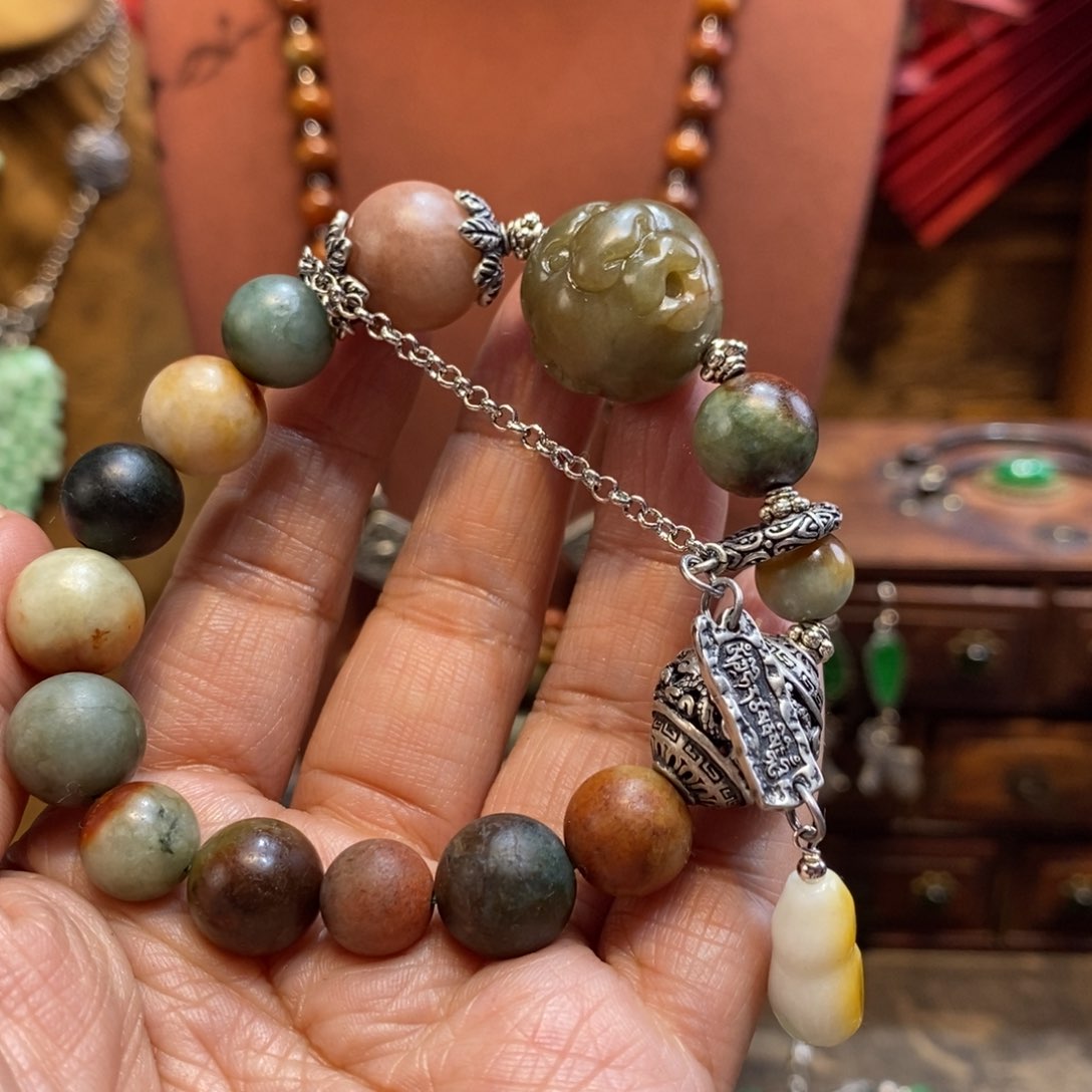 翡翠吊坠(赠链)未镶嵌