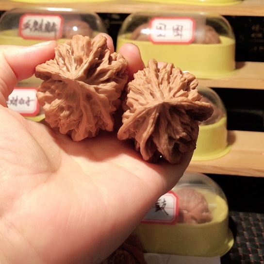 文玩核桃把件龙纹异形