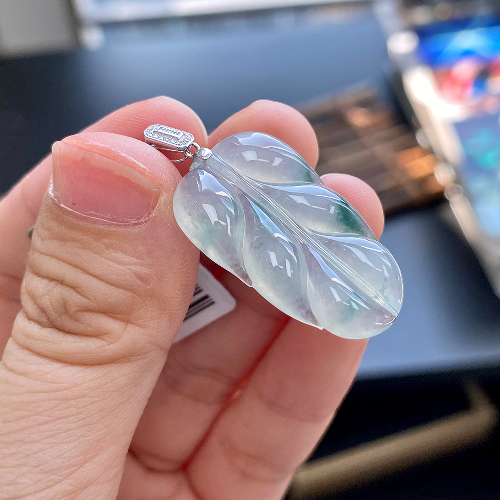 如意宝珠宝 天然A货18K金钻石扣头镶嵌白冰叶子吊坠BP282