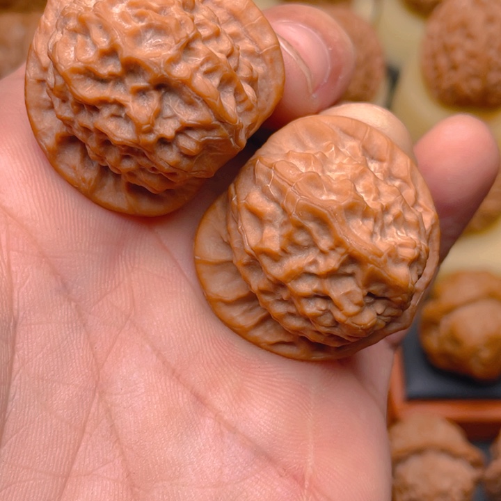 摇****文玩核桃把件36左右瓷娃娃精对