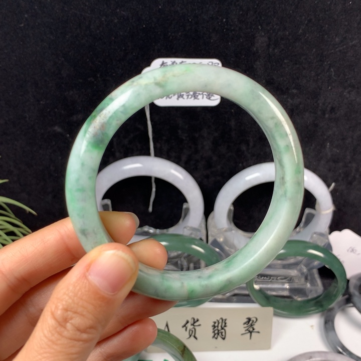 翡翠未镶嵌手镯57号。   58圈 断镯