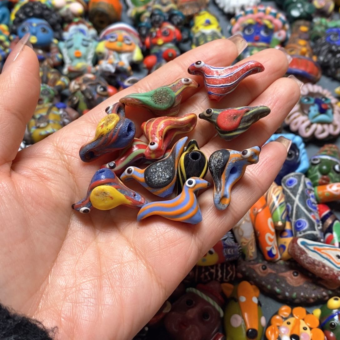 琉璃颈饰印度尼西亚小鸟一只