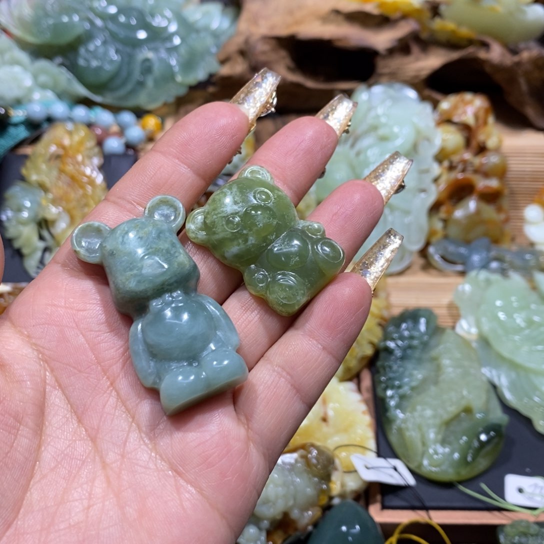 蛇纹石玉颈饰未镶嵌