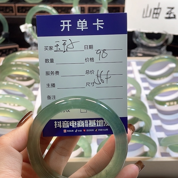 蛇纹石玉手镯未镶嵌玉**.
