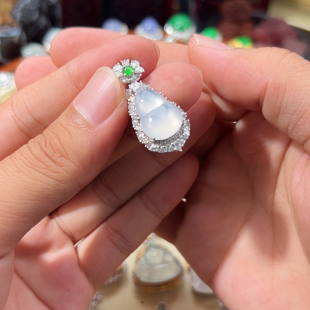 翡翠18K金镶嵌颈饰高冰全起杠光茅台白翡翠葫芦吊坠34-17-9