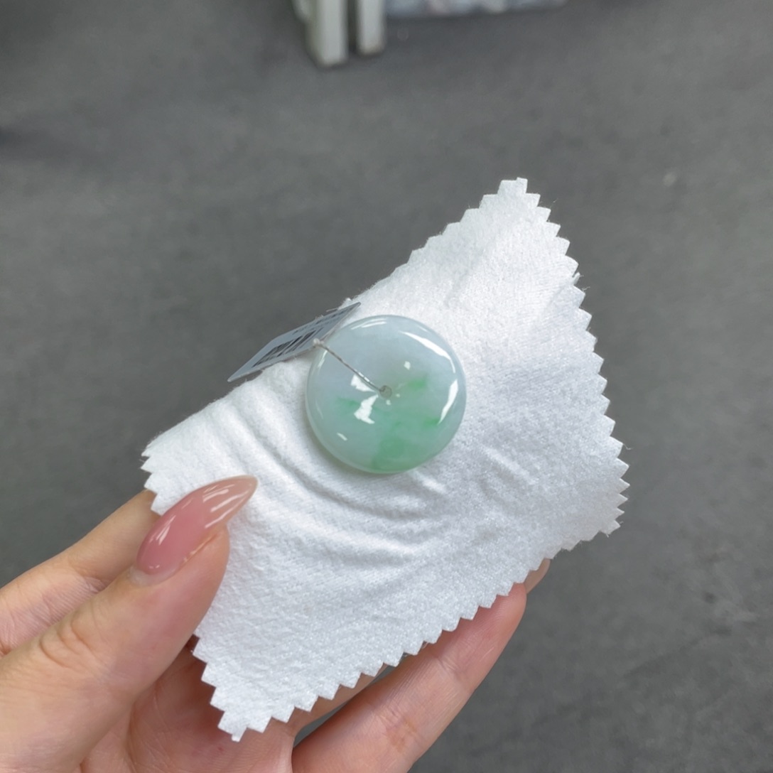 翡翠颈饰未镶嵌平安扣