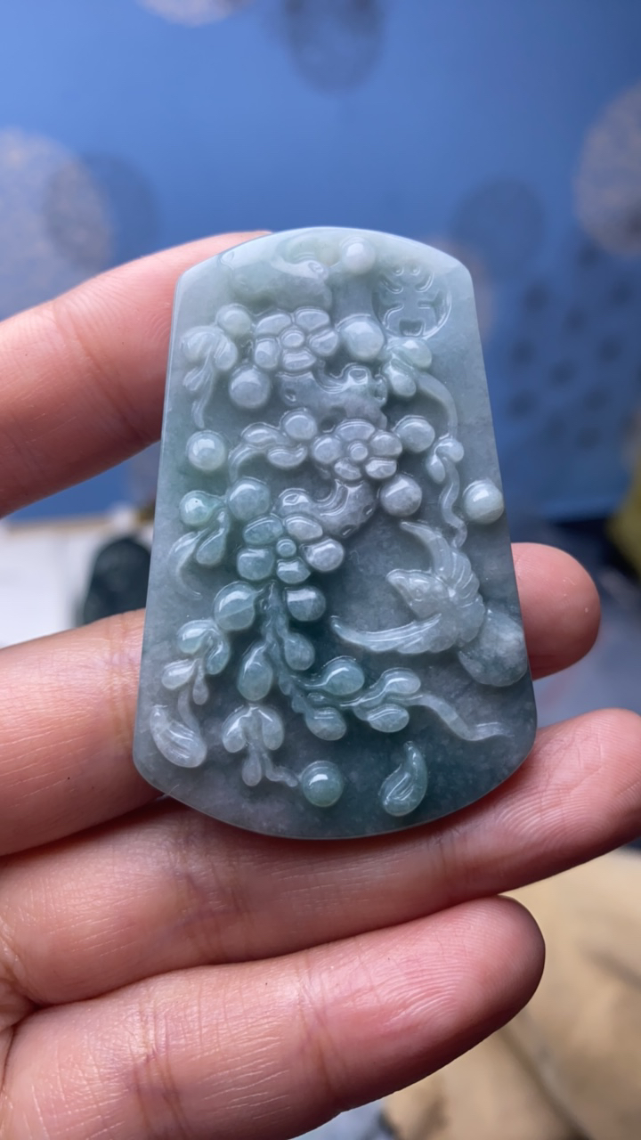 天然翡翠喜上眉梢吊坠