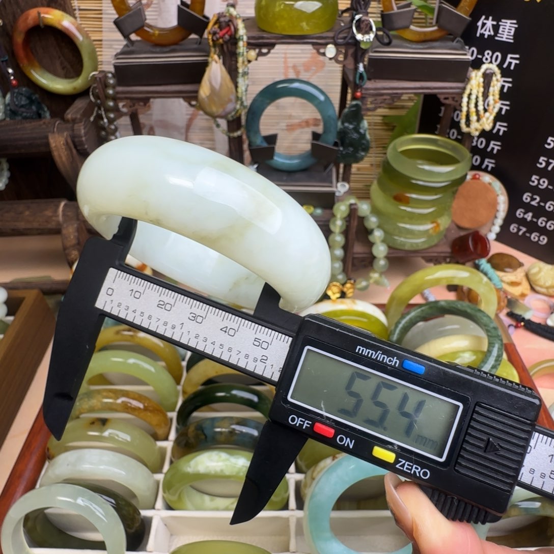 用***8蛇纹石玉未镶嵌手镯