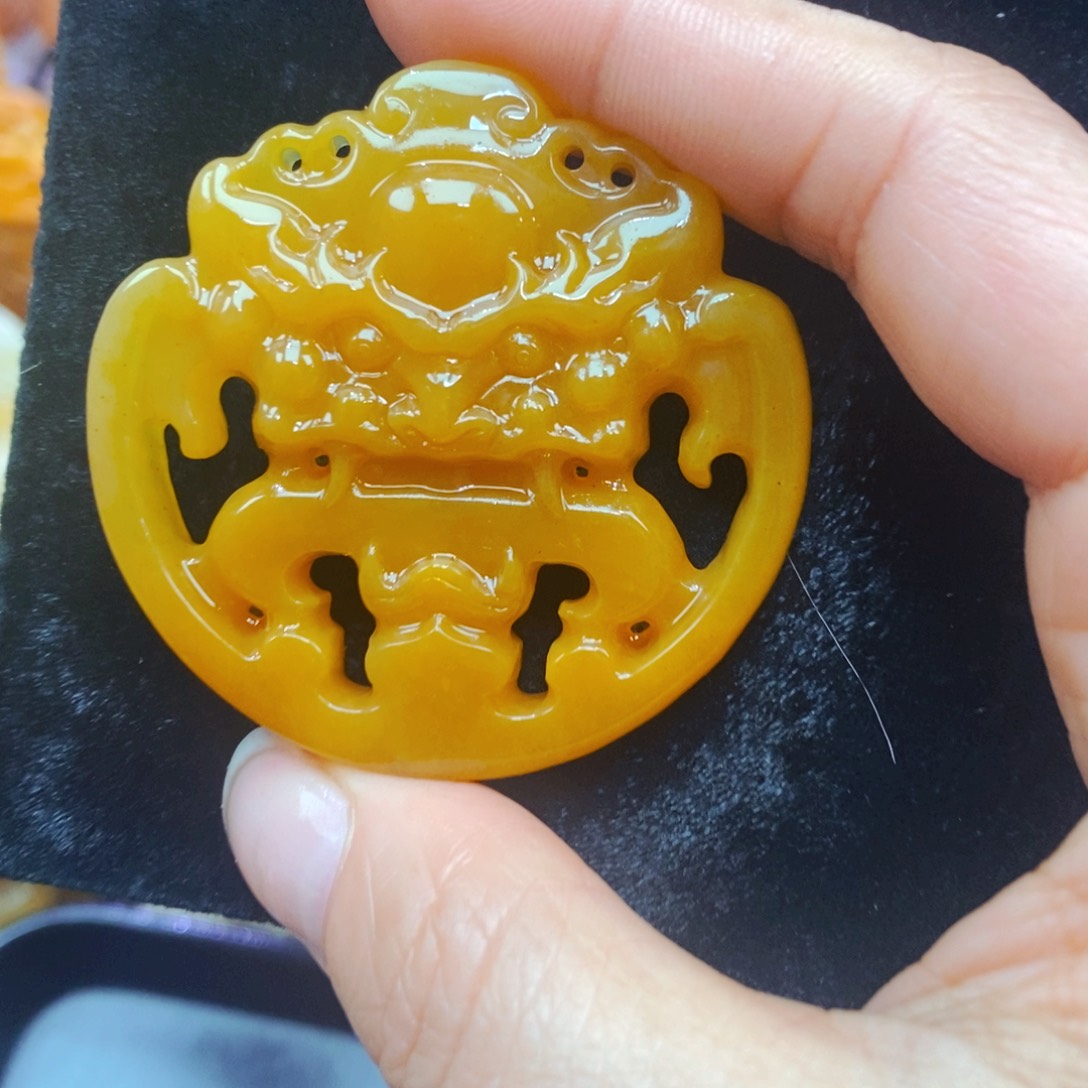 未镶嵌石英质玉（黄龙玉）颈饰