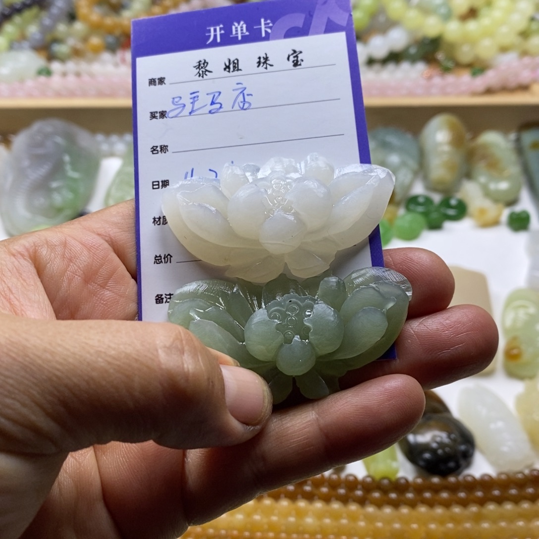 驻***店和田玉未镶嵌颈饰