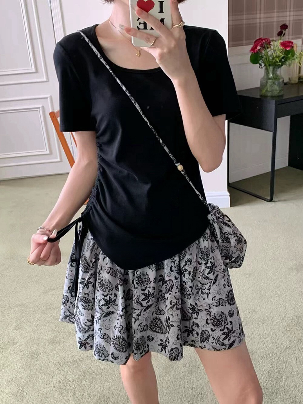 【叁月】十三行新款夏季法式设计感小众短袖上衣碎花半身裙显瘦套装