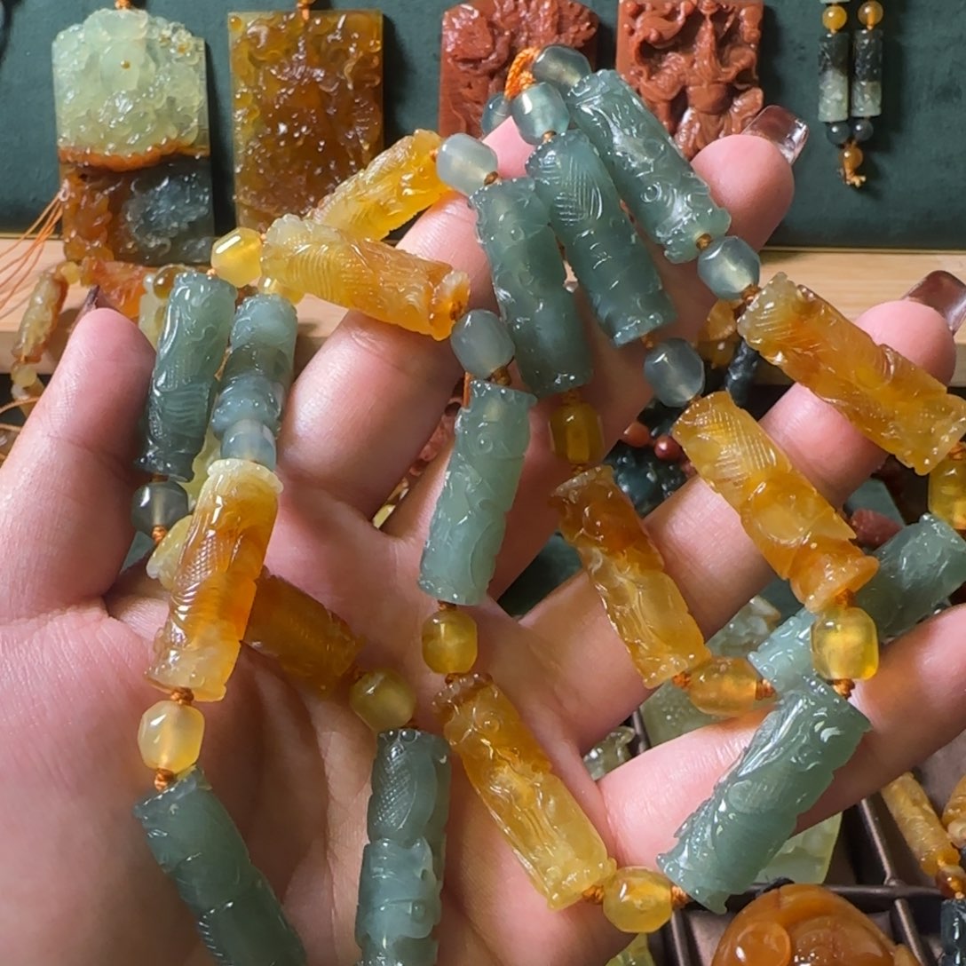 蛇纹石玉颈饰合金回*