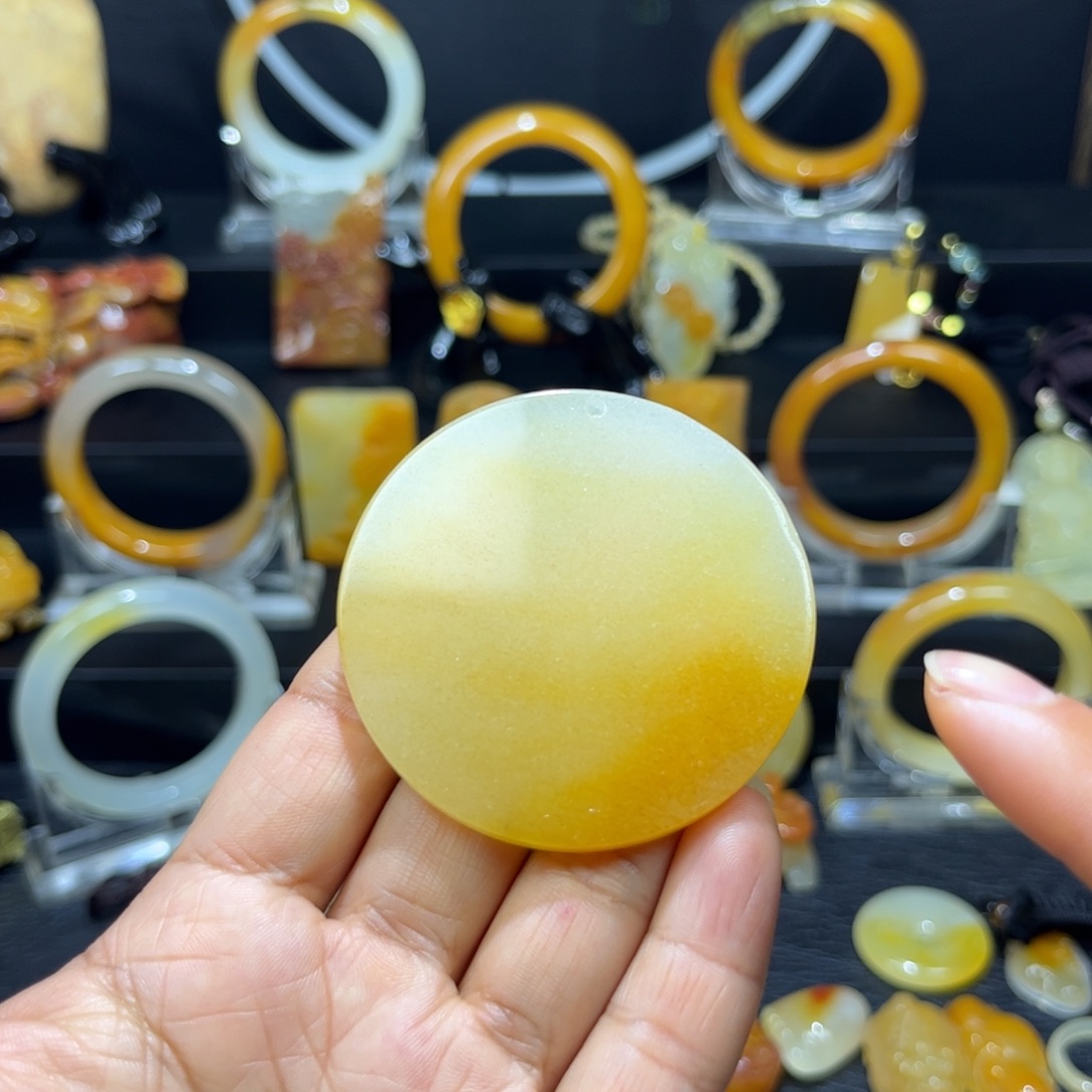 石英质玉（黄龙玉）未镶嵌颈饰