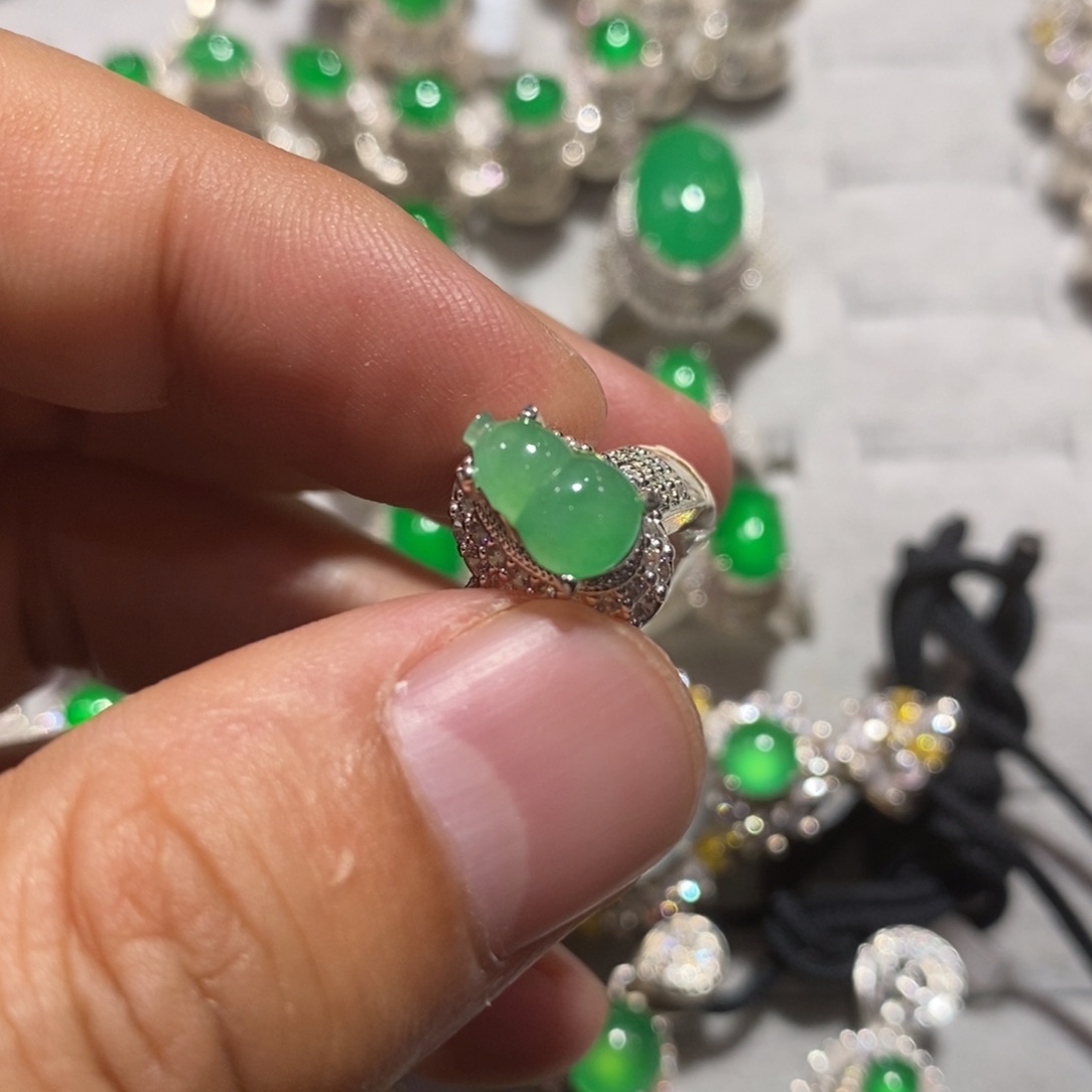 定制翡翠未镶嵌甜绿葫芦10.2mm