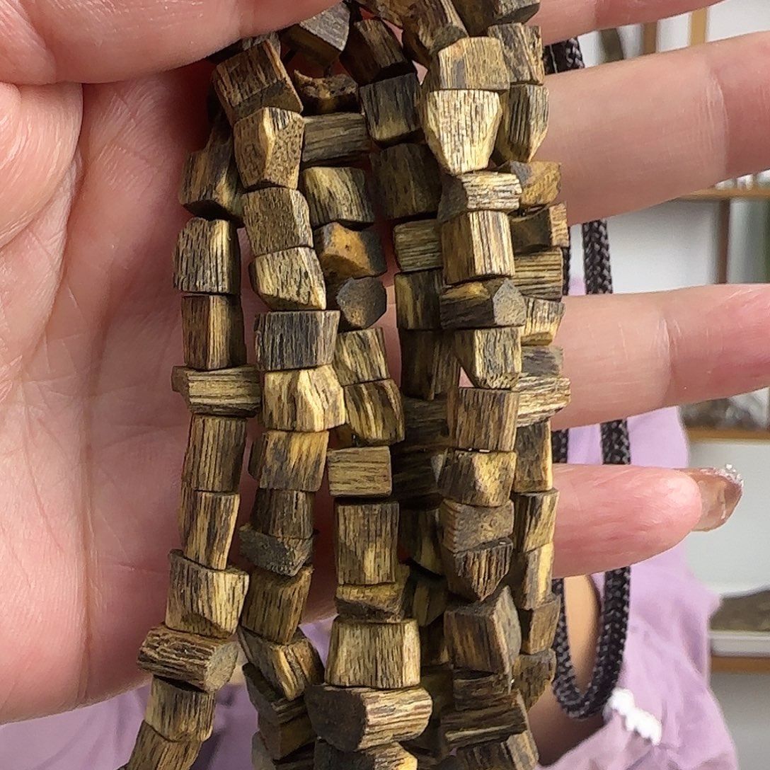 沉香手串车挂6股九五沉