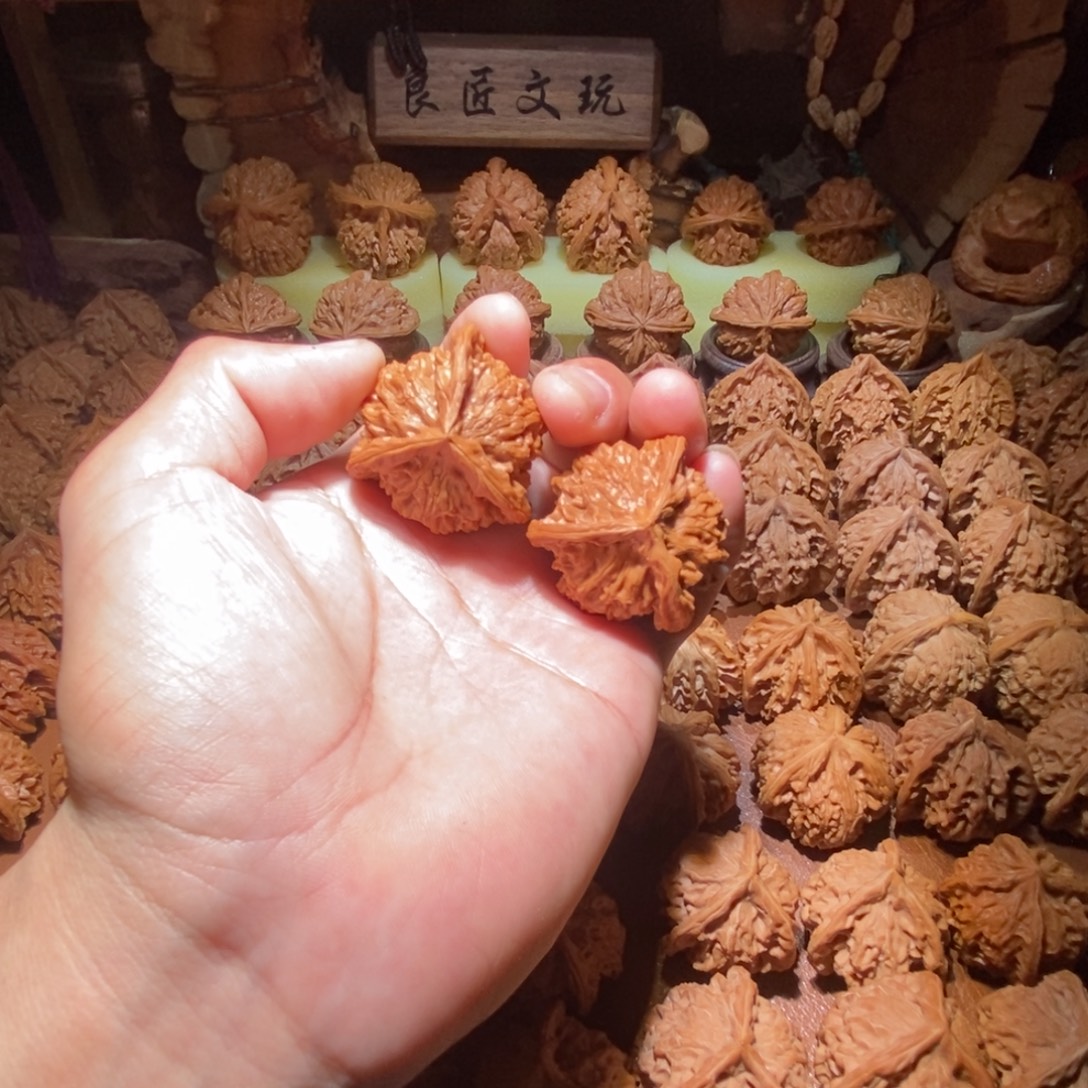 天***饿盘山三棱文玩核桃手把件