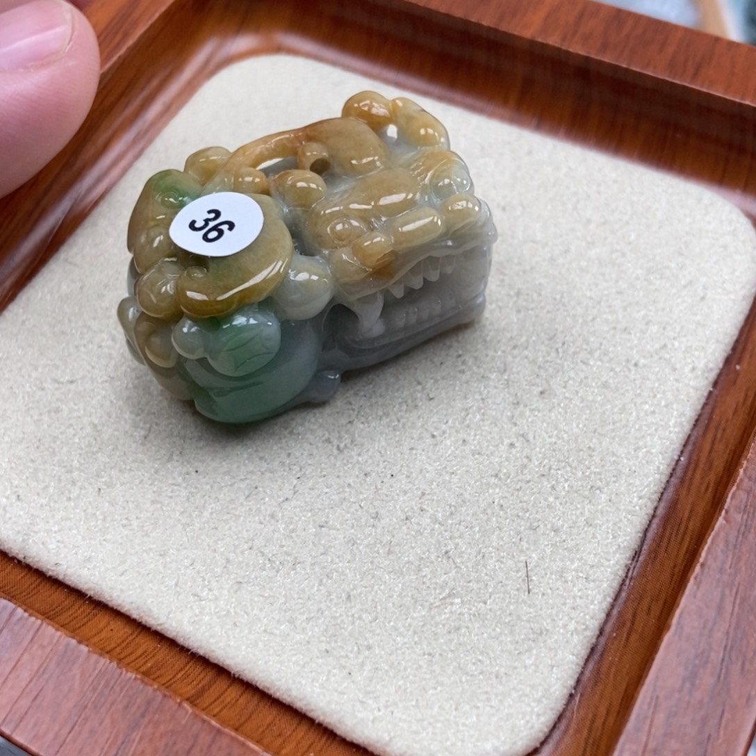 翡翠未镶嵌颈饰霸王