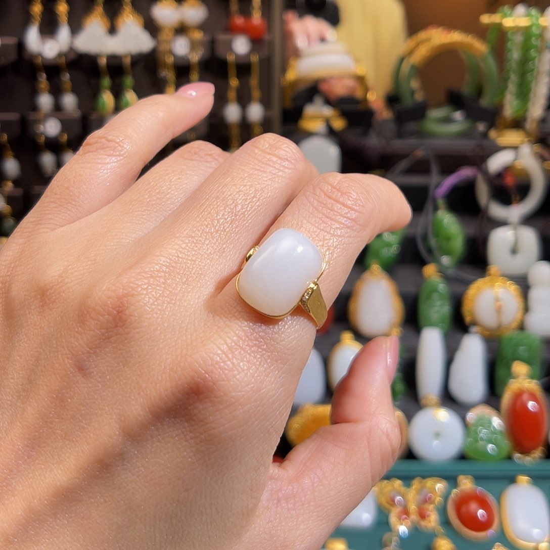 和田玉戒指18K金镶嵌