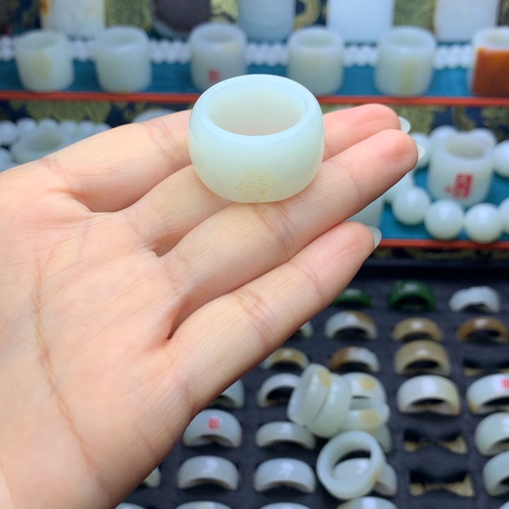 黄***高和田玉未镶嵌戒指