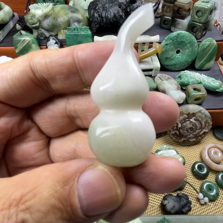 独山玉未镶嵌珠宝半成品有瑕疵
