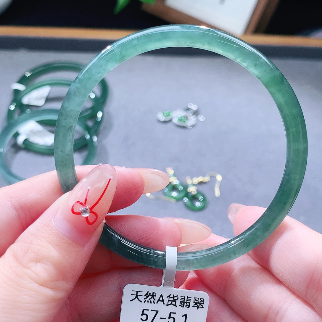 翡翠未镶嵌手镯（圆镯）