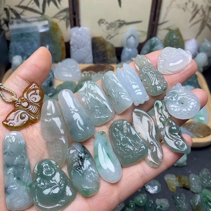 翡翠未镶嵌颈饰小吊坠一个