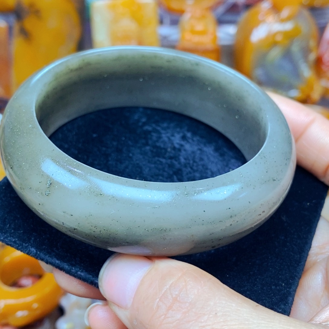 未镶嵌石英质玉（黄龙玉）颈饰