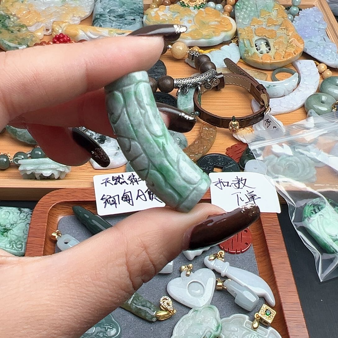 翡翠裸石弯管翡翠绿