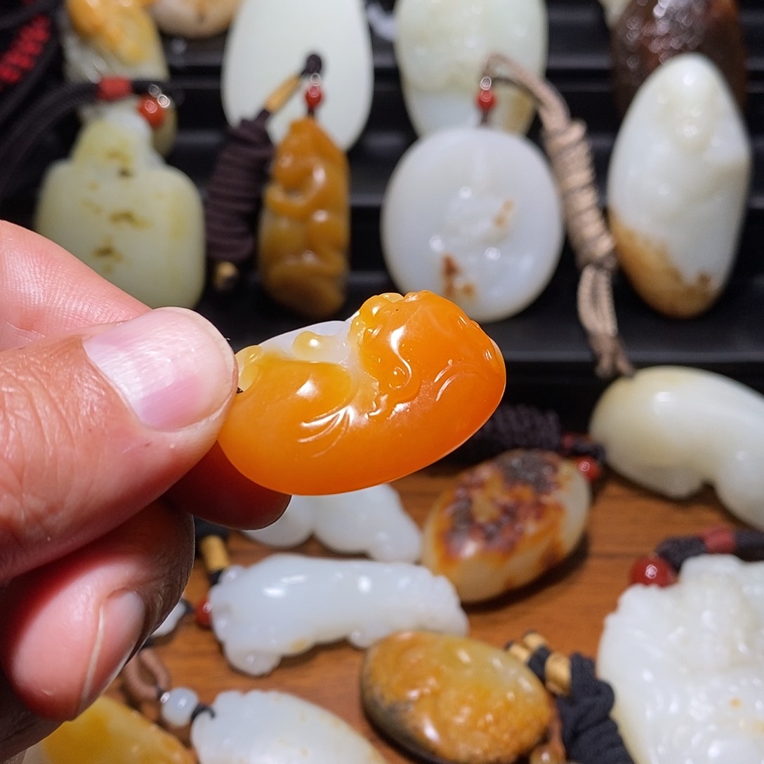 和田玉挂件未镶嵌铁**心