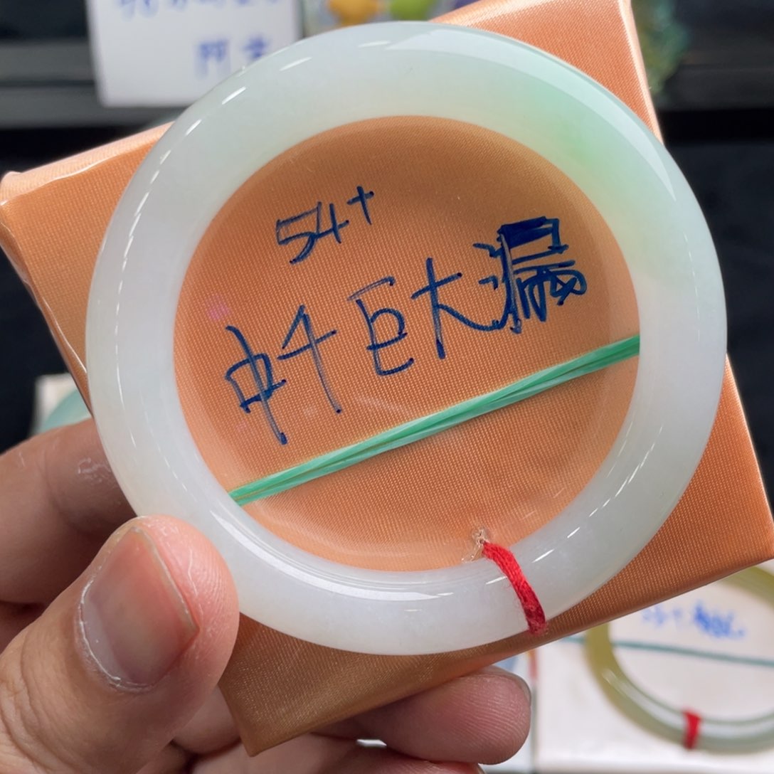 翡翠手镯未镶嵌翡翠手镯