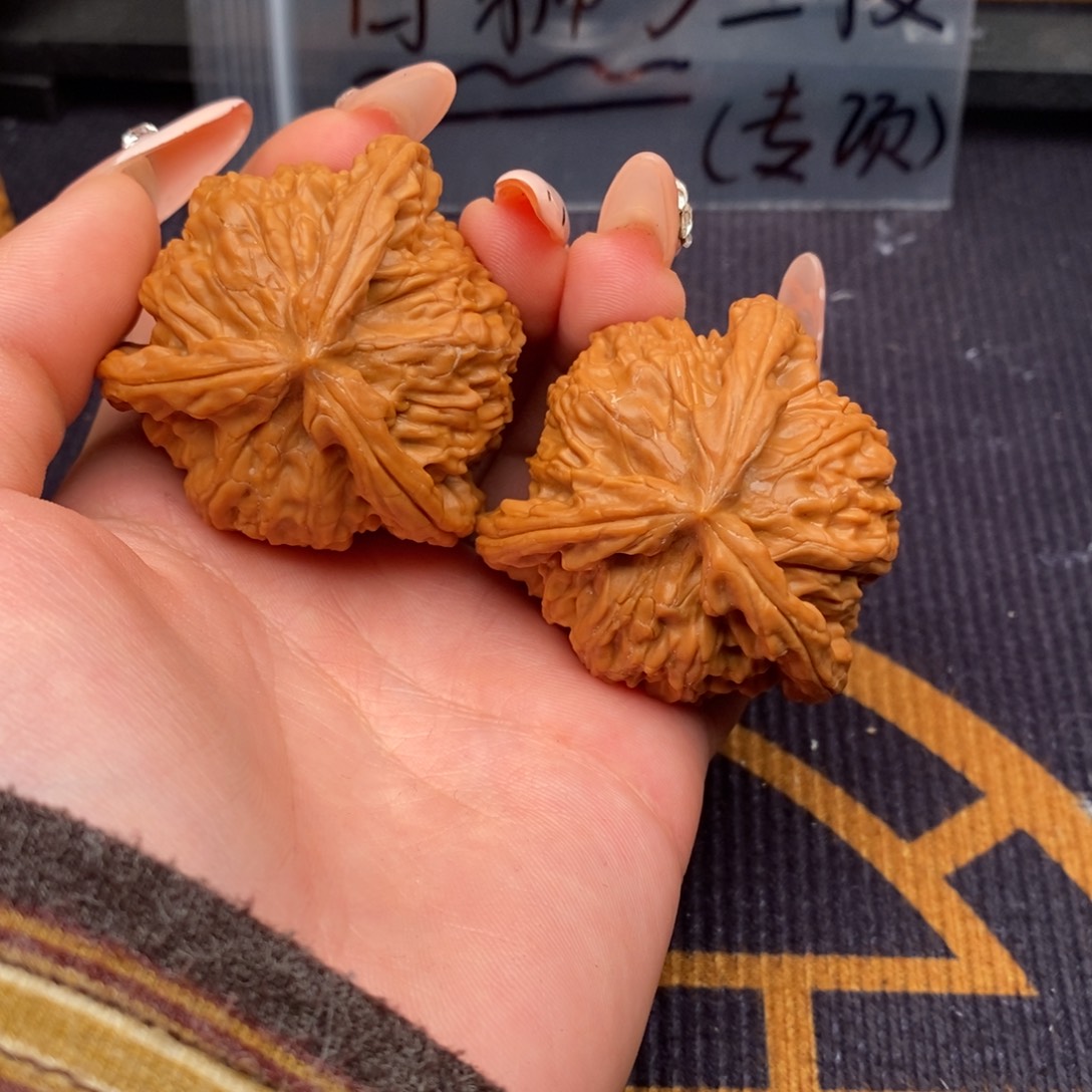 本***心文玩核桃吊坠白狮子