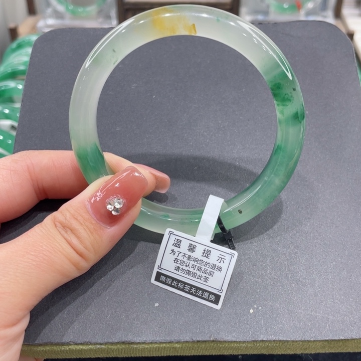 未镶嵌手镯石英质玉