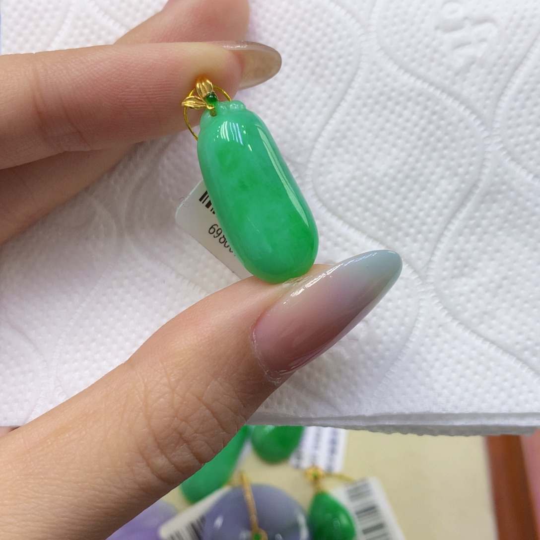 馒***妈翡翠18K金镶嵌颈饰