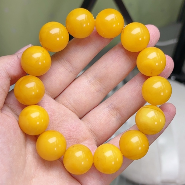 鸡油黄满蜡16mm瑕疵蜜蜡圆珠手串（677号）
