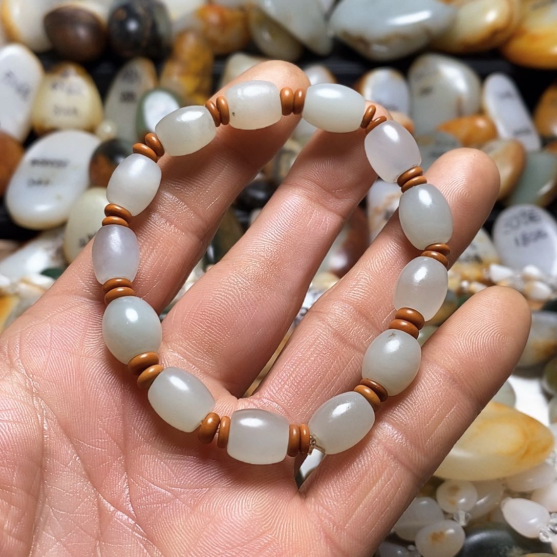 和田玉颈饰未镶嵌手串