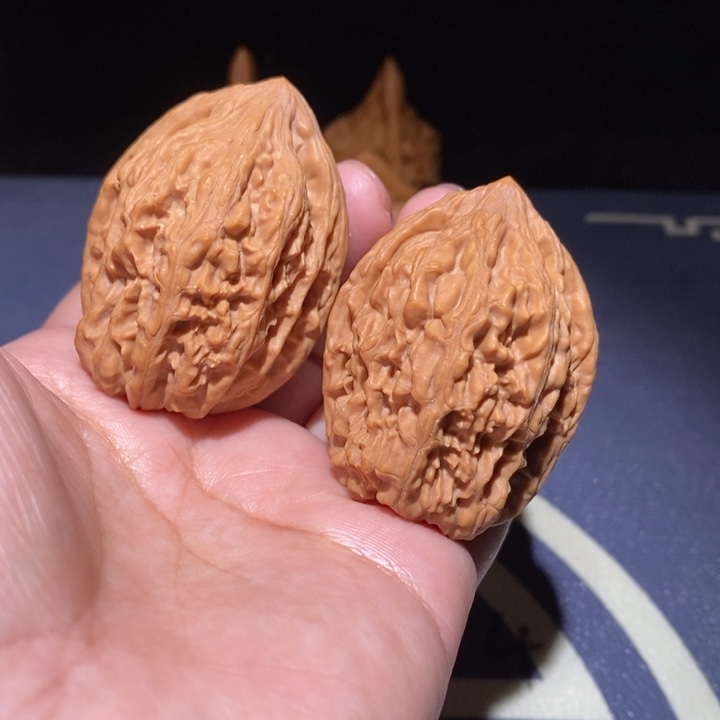 文玩核桃吊坠鸡心