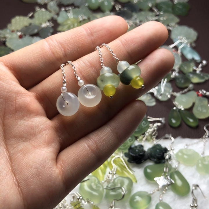 蛇纹石玉耳饰合金