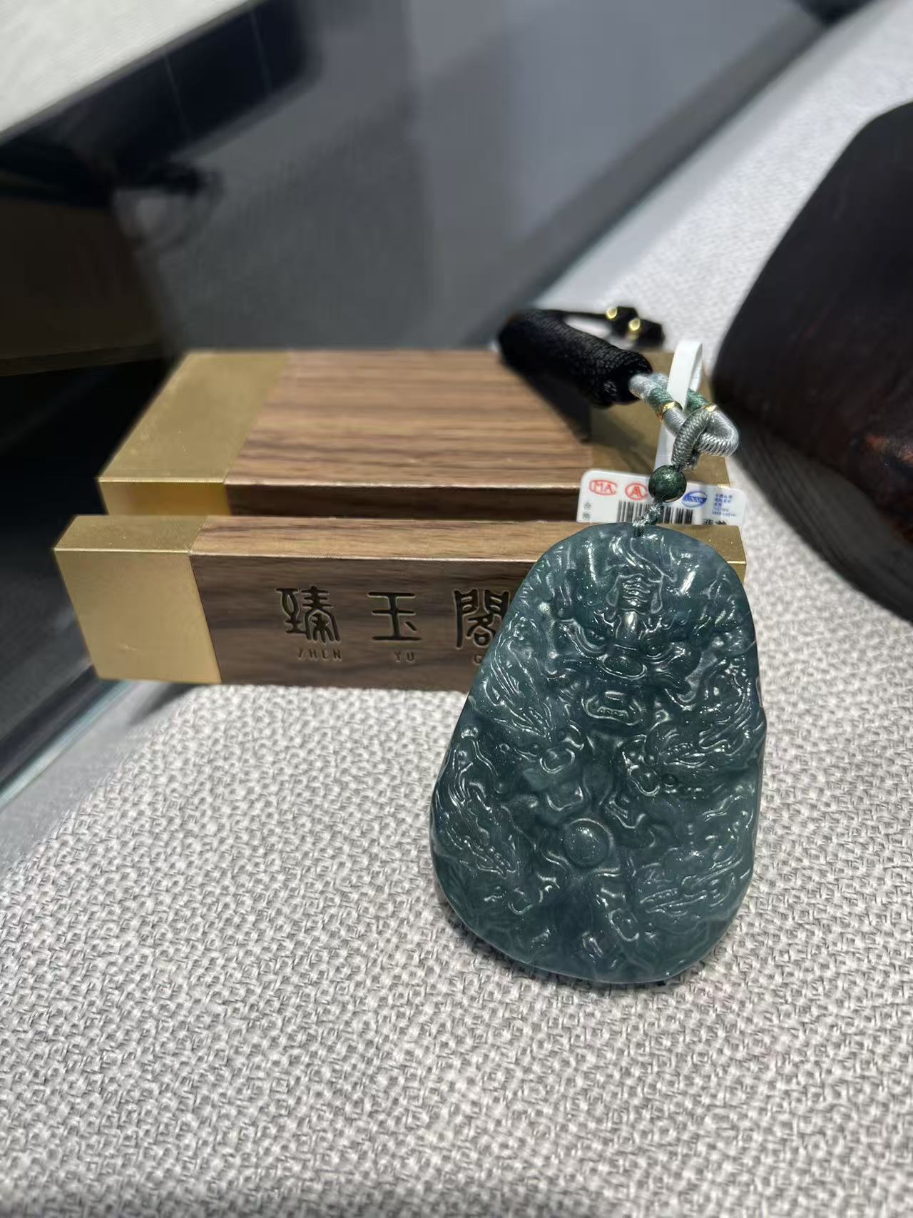 定制款九龙护主翡翠龙牌