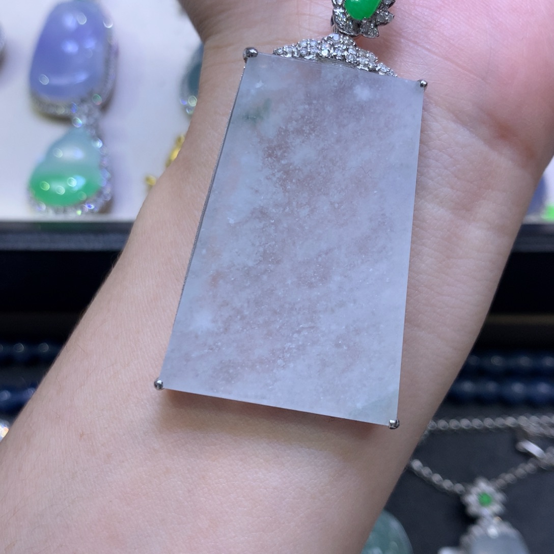 凯***锁翡翠18K金镶嵌颈饰