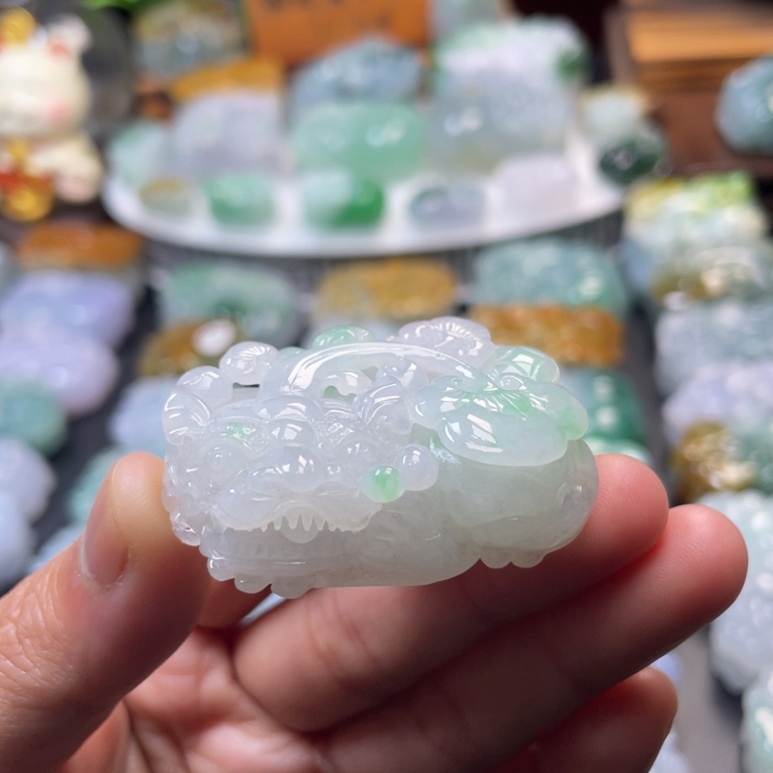 翡翠未镶嵌颈饰貔貅