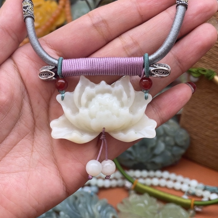 蛇纹石玉吊坠合金