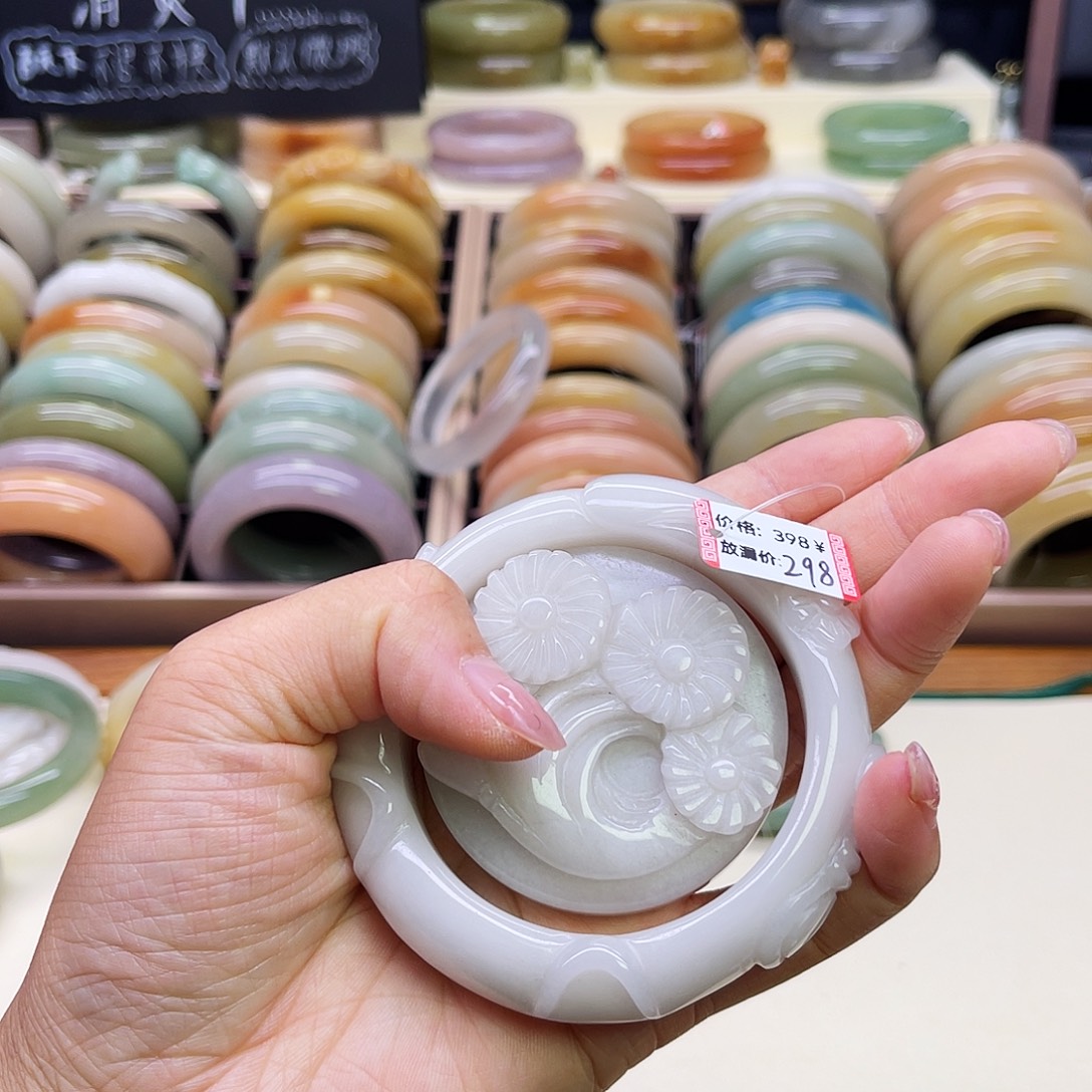 宝***未镶嵌手镯石英岩玉