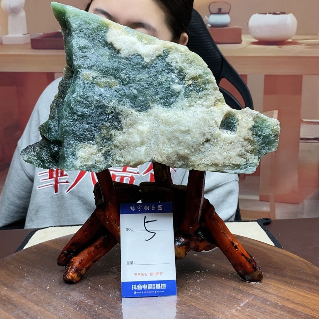 蛇纹石玉原石未镶嵌