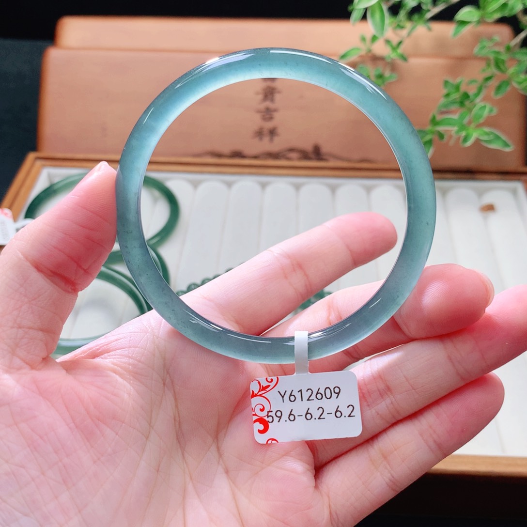 未镶嵌手镯（圆镯）翡翠