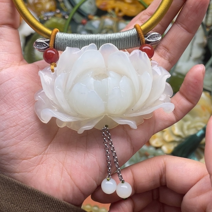 蛇纹石玉吊坠合金