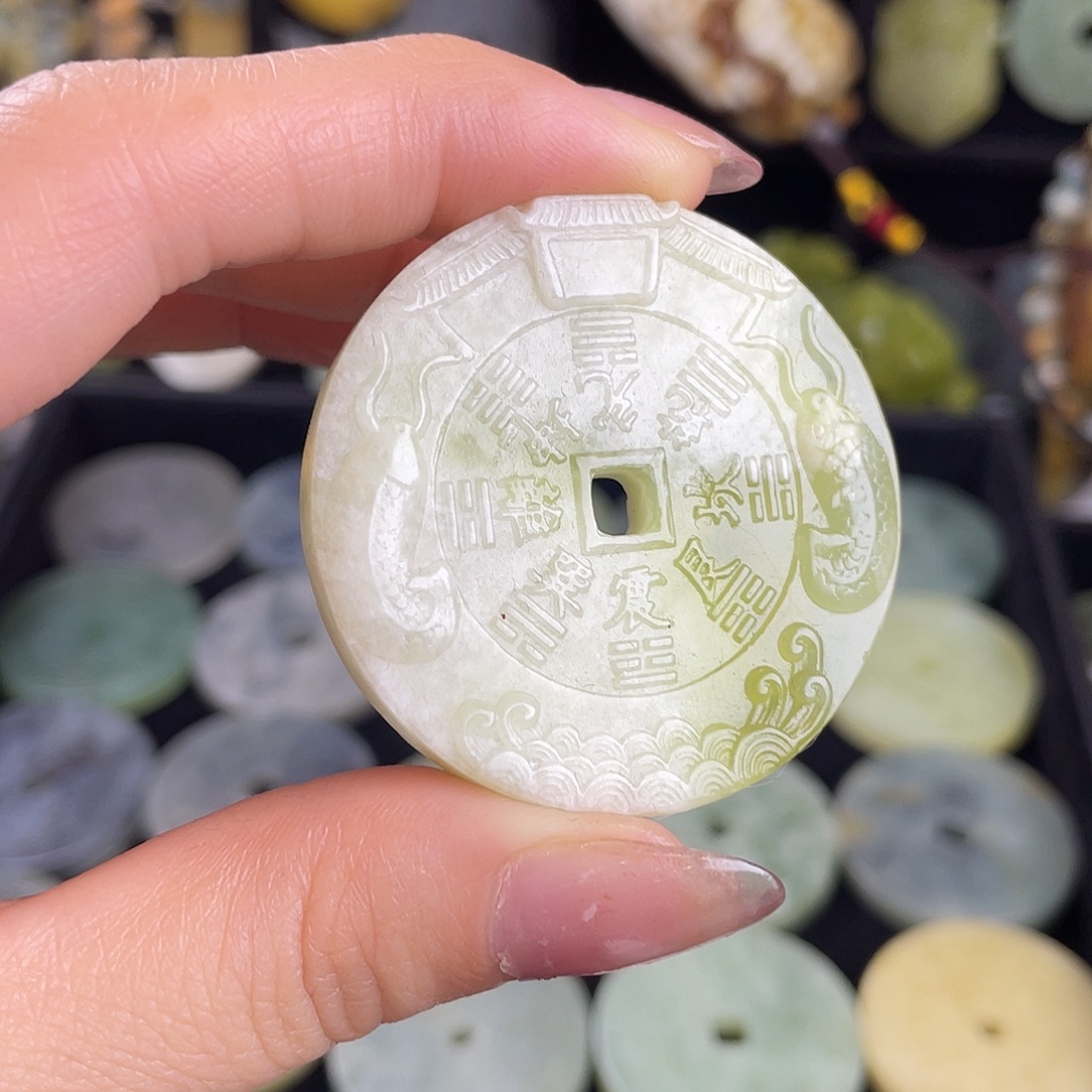 岫玉未镶嵌颈饰吊坠